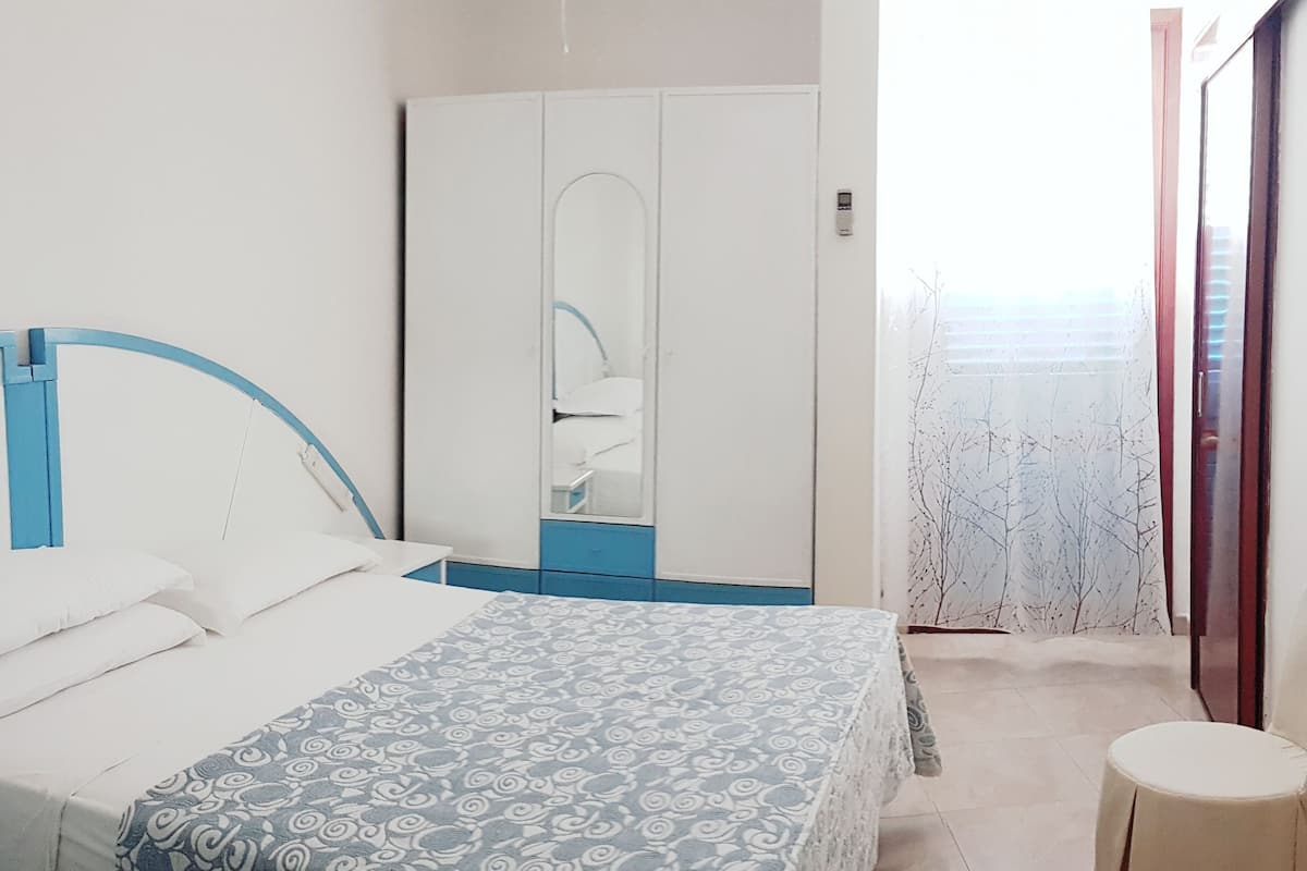 standard double room | minibar, in-room safe, desk, iron/ironing board