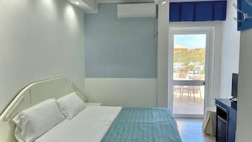 Habitación doble estándar | Minibar, caja de seguridad en la habitación y escritorio