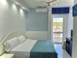 Standard Double Room | Minibar, in-room safe, desk, iron/ironing board - Hotel Degli Ulivi (Castro)