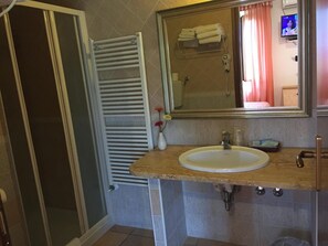 Shower, hair dryer, bidet, towels - Hotel Magda (Novafeltria)