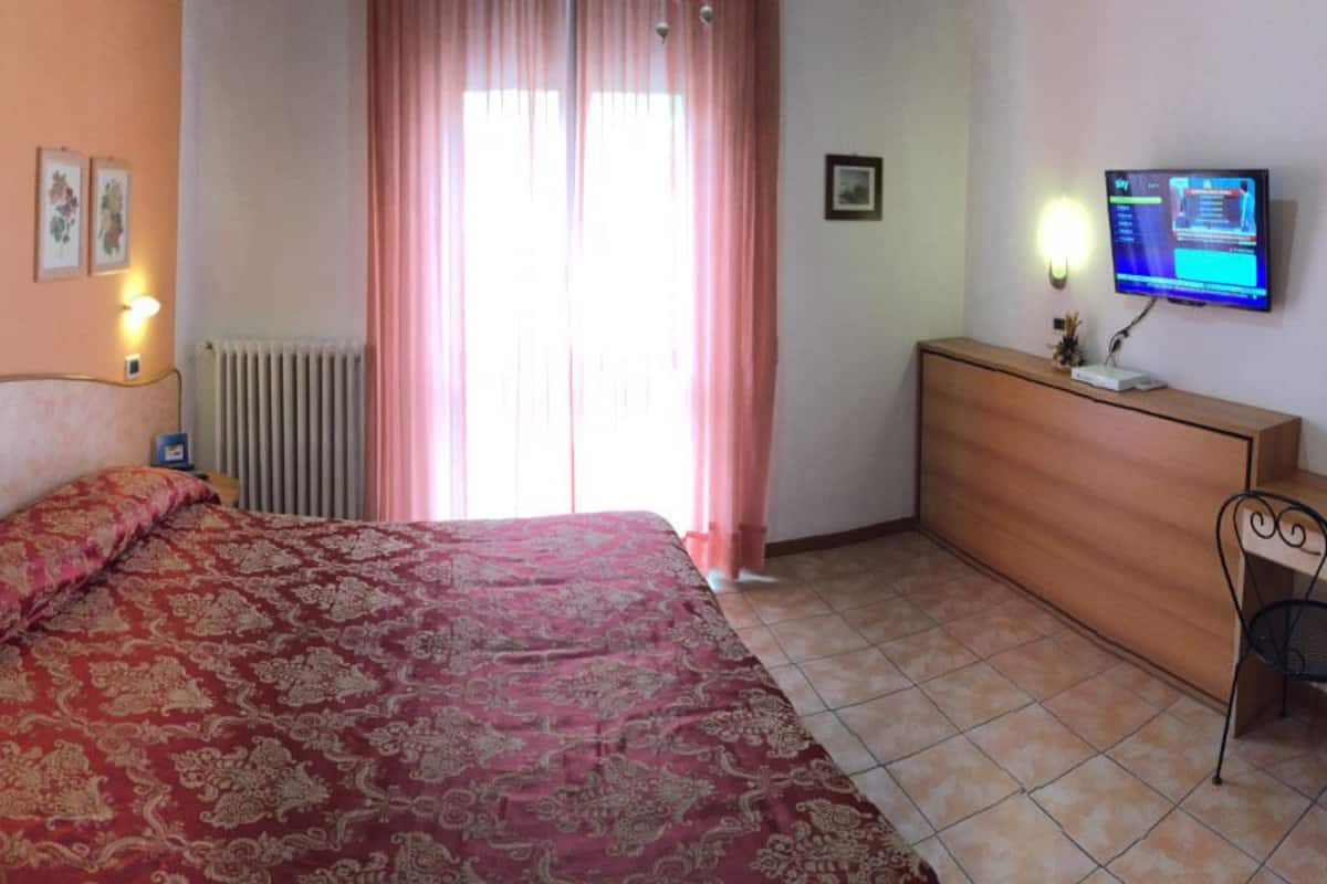 WiFi (free), bed sheets
