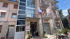 Kaksikerroksinen rakennus, jonka alakerrassa on ravintola nimeltä ”Ristorante Hotel Magda”.