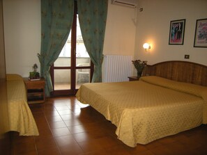 Triple Room | Desk, rollaway beds, free WiFi, bed sheets - Hotel Boni Cerri (Spoleto)