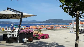 Una spiaggia nelle vicinanze