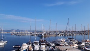 Un puerto deportivo lleno de diferentes barcos y yates amarrados al muelle.