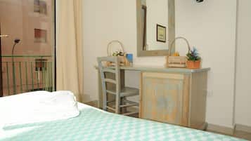 Standard-Doppel- oder -Zweibettzimmer | Minibar, Zimmersafe, Schreibtisch, Babybetten