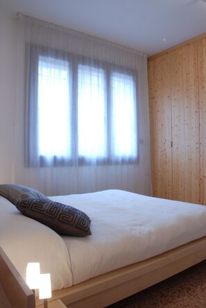 Kamar Double (Carmen) | Seprai katun Mesir, seprai premium, dan selimut bulu angsa