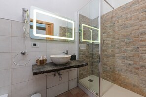 Double Room | Bilik Mandi | Pancuran mandi, pengering rambut, bidet, tuala disediakan 