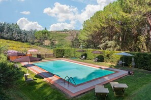 Outdoor pool, pool umbrellas, sun loungers - Antico Podere Il Bugnolo (Poggibonsi)