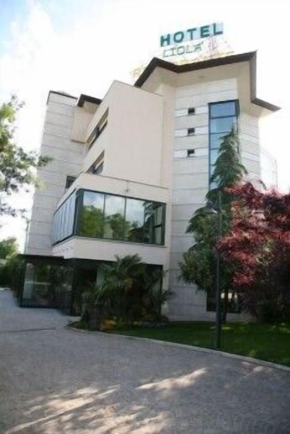 Un edificio de hotel moderno con un letrero que dice "HOTEL".