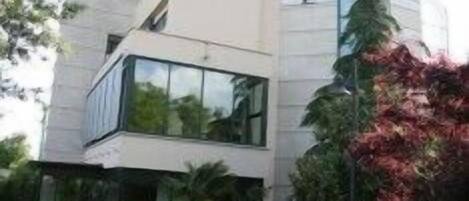 Un edificio de hotel moderno con un letrero que dice "HOTEL".