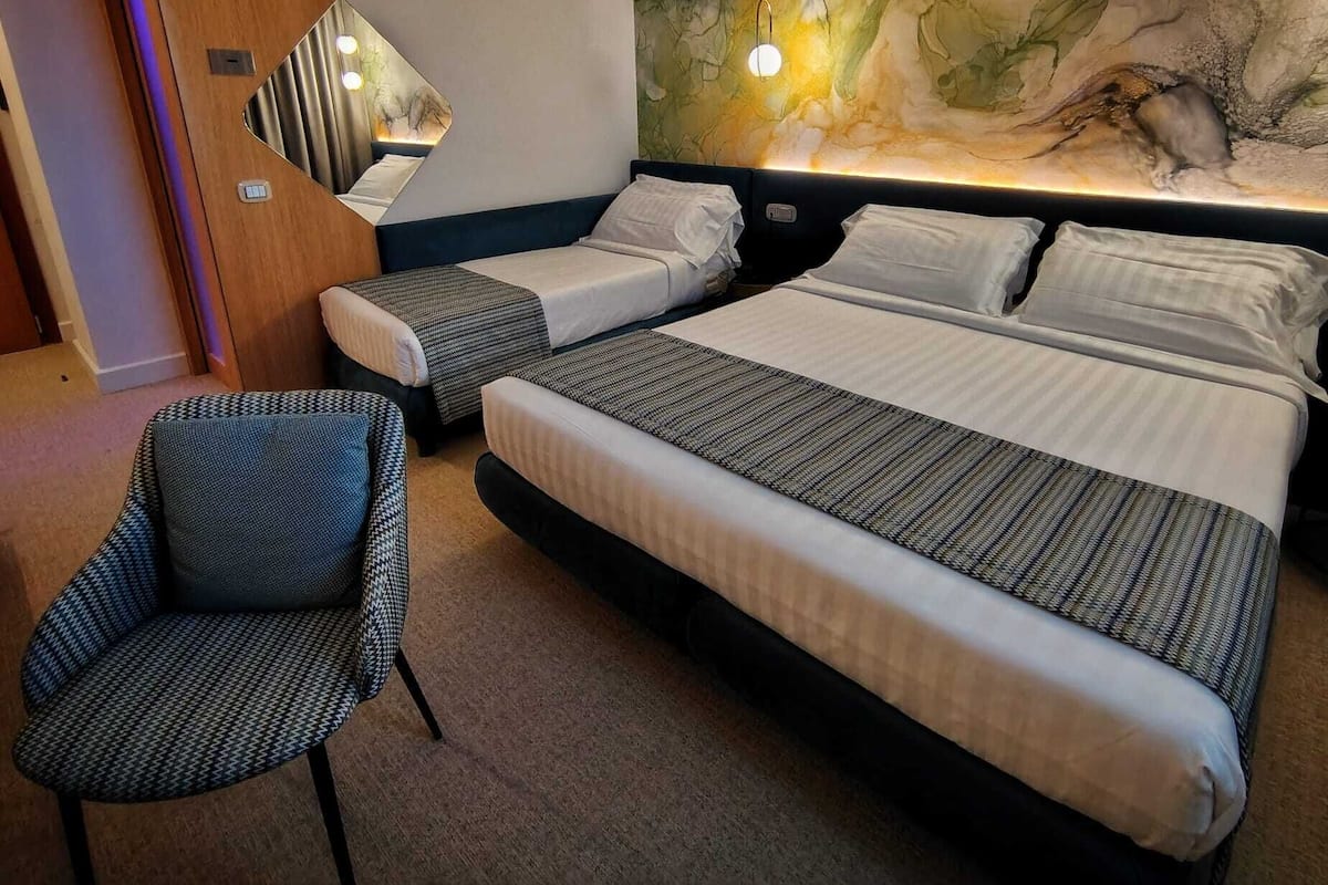 Een minibar, een kluis op de kamer, een bureau, geluiddichte muren