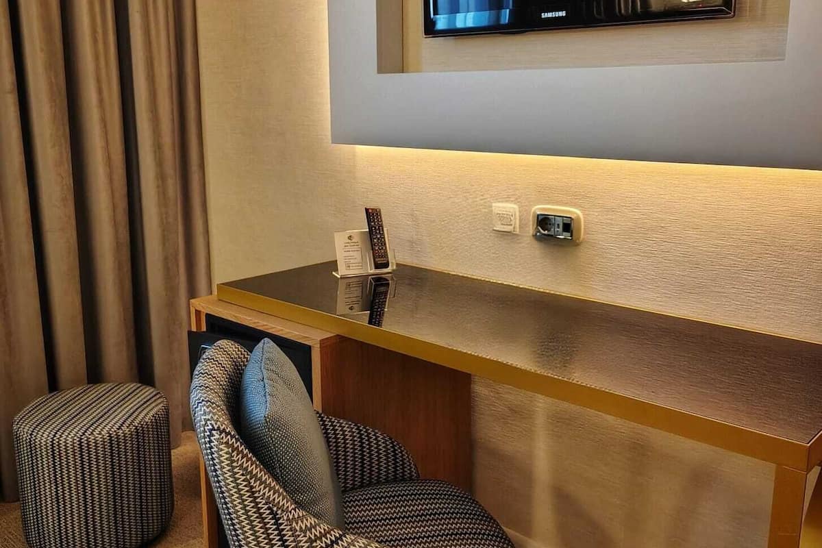 Een minibar, een kluis op de kamer, een bureau, geluiddichte muren