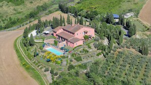 A large house with a swimming pool, surrounded by trees and a hilly landscape. - Podere Benintendi (Certaldo)