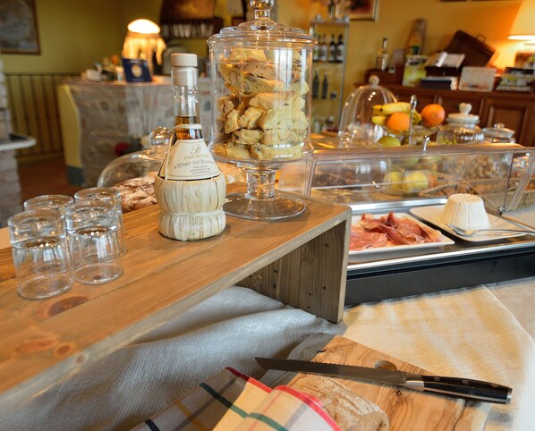 Petit déjeuner buffet (13 EUR par personne)