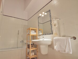 Articles de toilette gratuits, sèche-cheveux, bidet, serviettes fournies