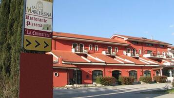 A hotel sign with multiple amenities including a restaurant, pizzeria, and a specific hotel named "La Marchesina".