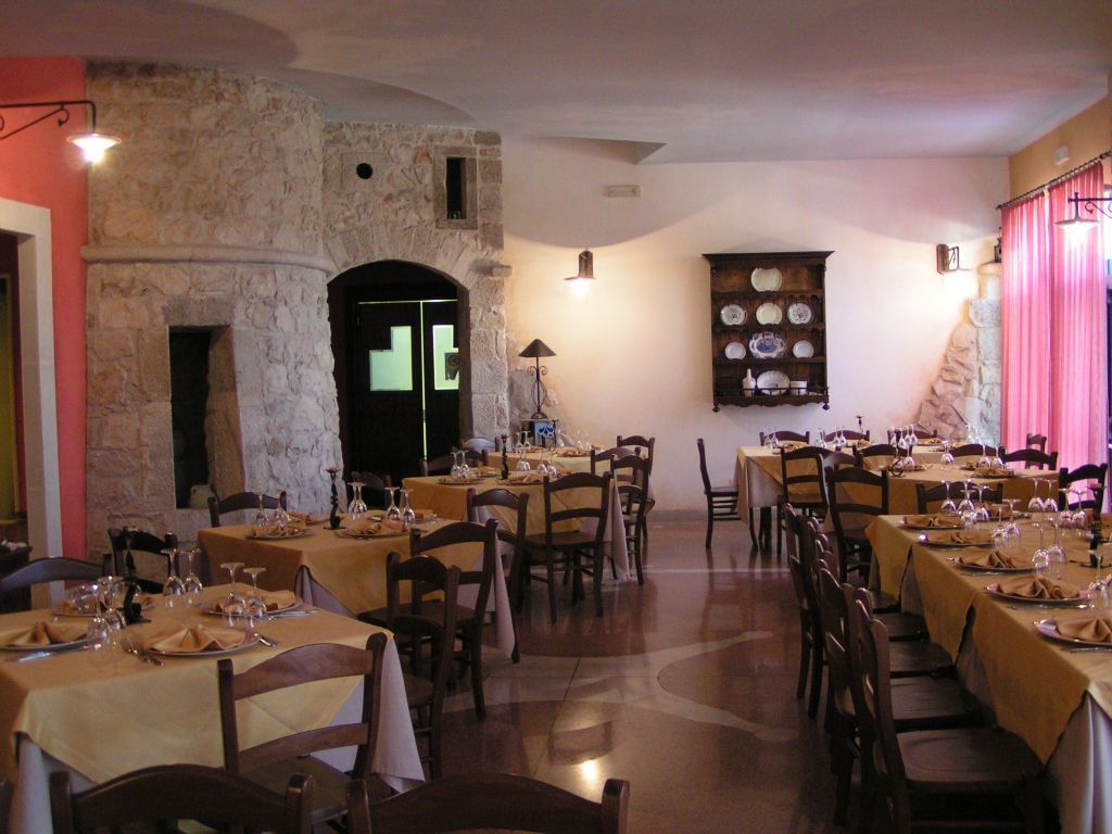 breakfast, lunch, dinner served; local cuisine, al fresco dining