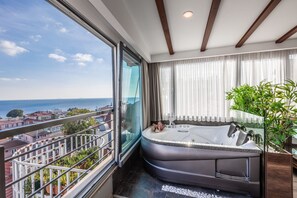 Habitación doble exclusiva | Ropa de cama de alta calidad y minibar 