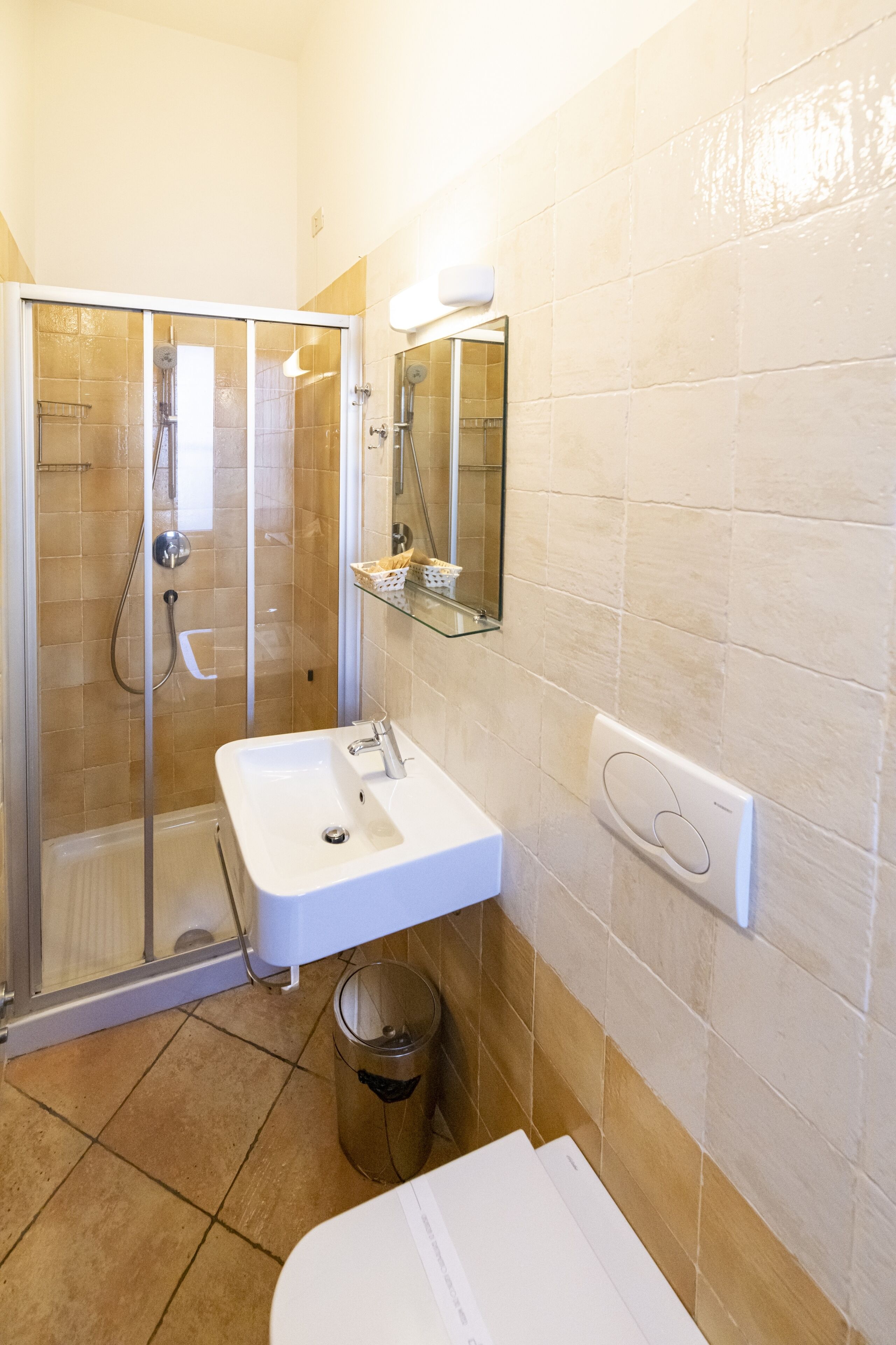 standard double room | bathroom | shower, free toiletries, hair dryer, bidet