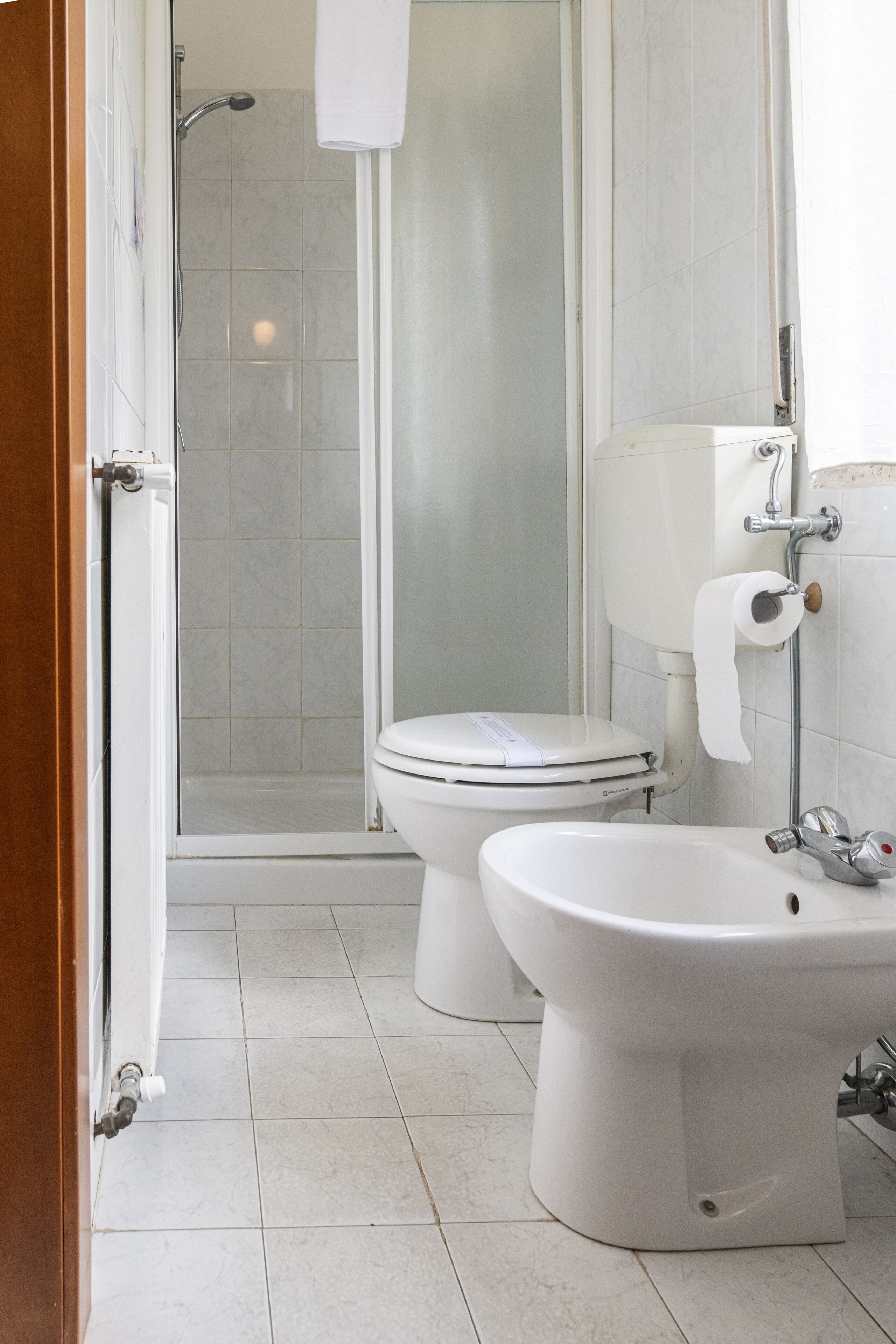 standard triple room | bathroom | shower, free toiletries, hair dryer, bidet