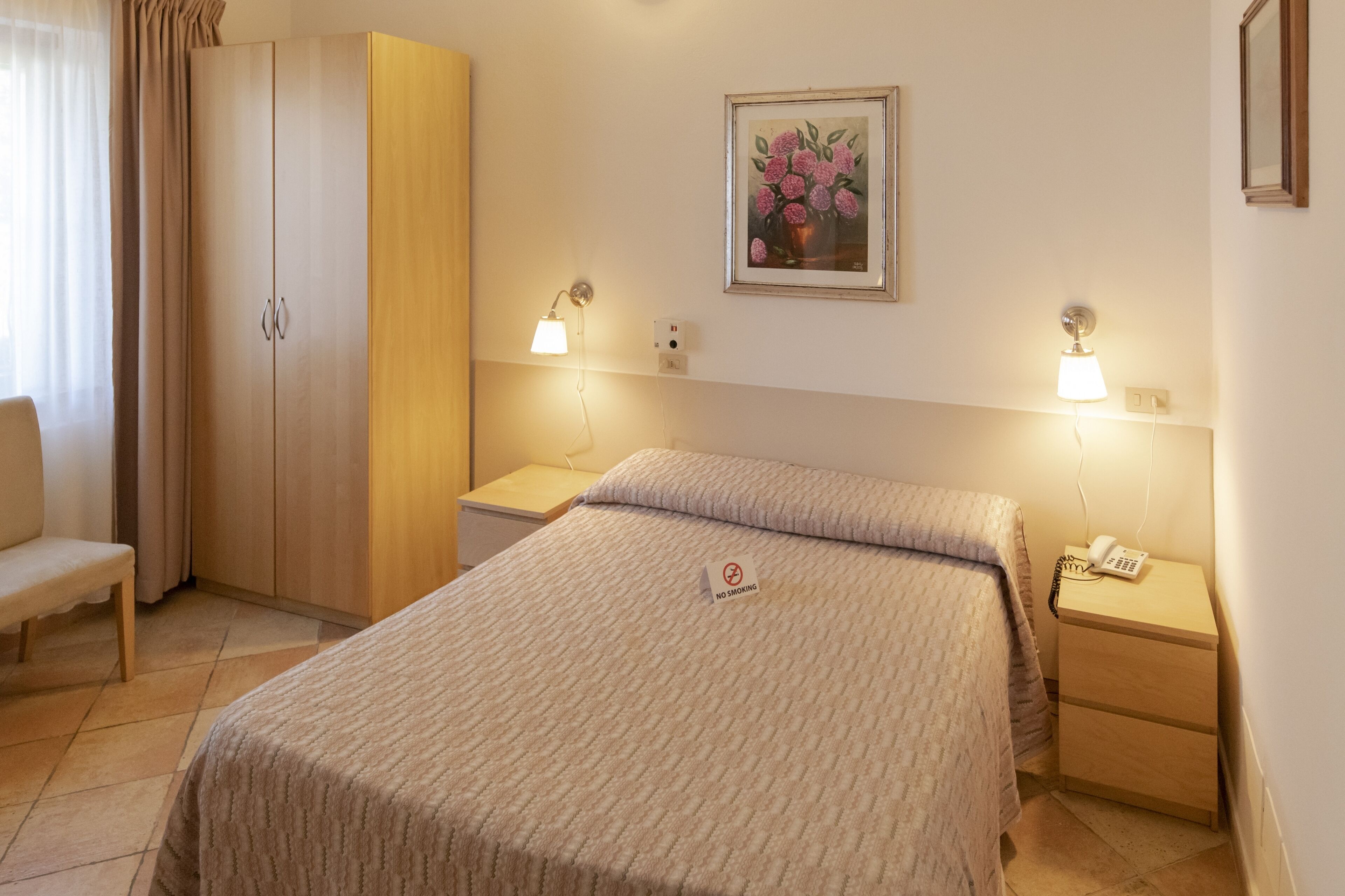 standard double room | minibar, in-room safe, desk, free wifi