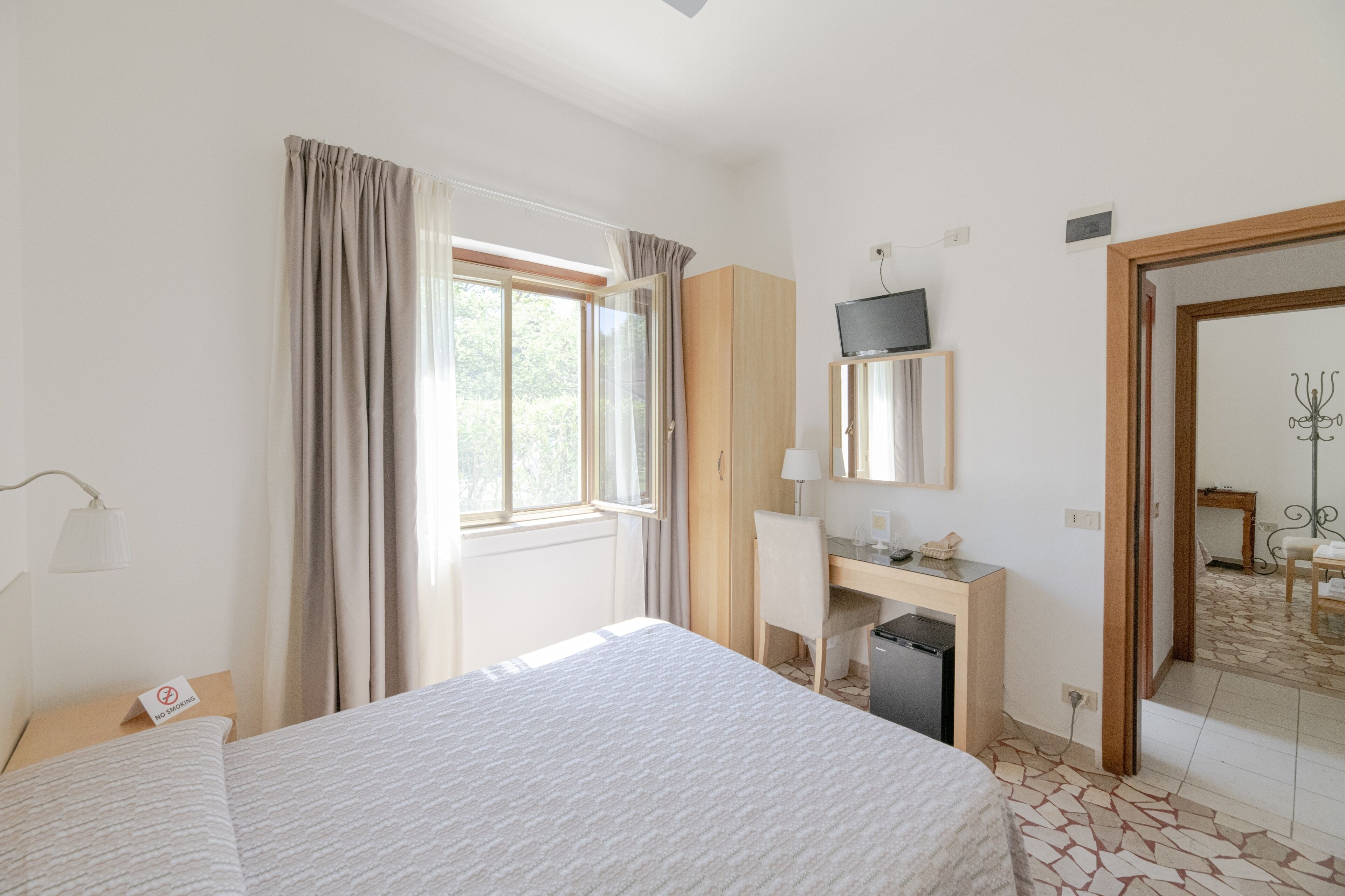 standard quadruple room | minibar, in-room safe, desk, free wifi