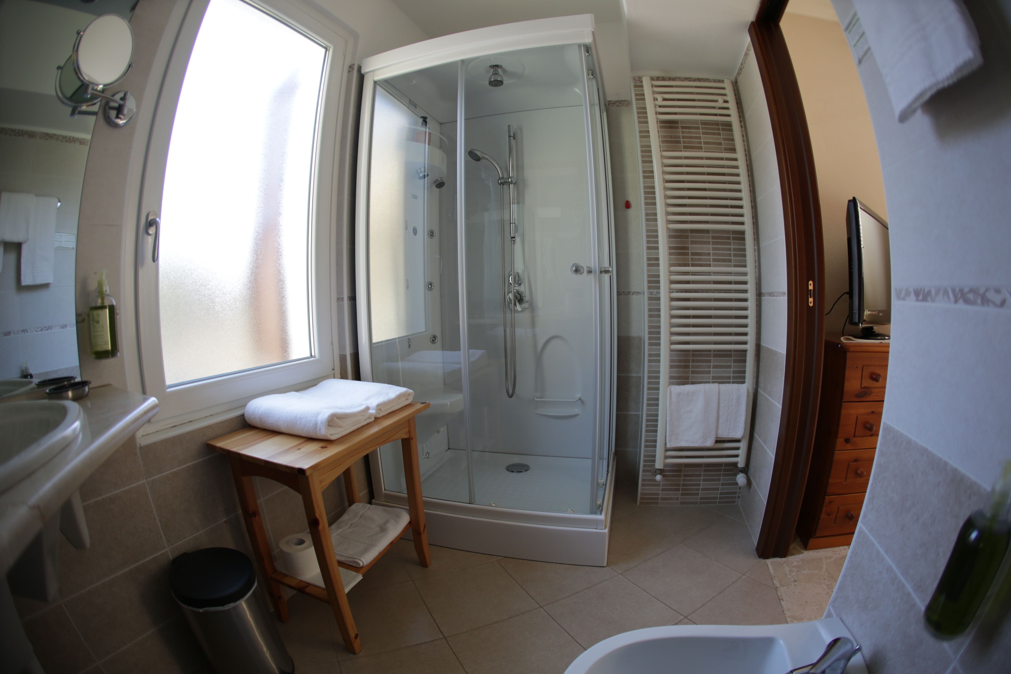 combined shower/bathtub, rainfall showerhead, hair dryer, bidet