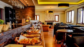 Un restaurante con una barra alargada, cestas de mimbre y una chimenea.