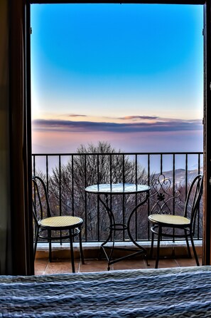 Classic Double Room, Sea & Mountain View | Udsigt fra balkon