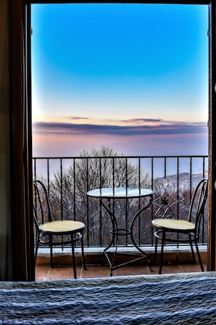 Classic Double Room, Sea & Mountain View | Blick vom Balkon