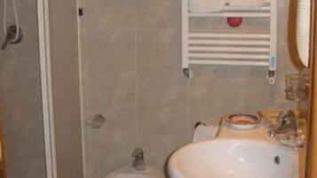 Doccia, set di cortesia gratuito, asciugacapelli, bidet