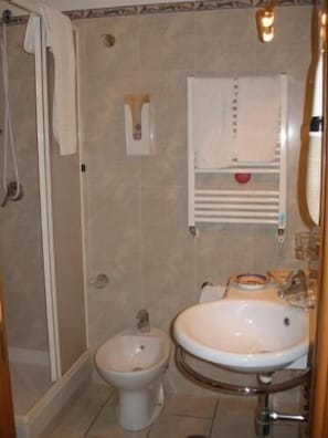 Shower, free toiletries, hair dryer, bidet