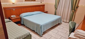 Coffres-forts dans les chambres, bureau, fer et planche à repasser