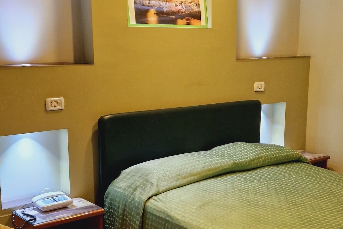 Eenvoudige Twin kamer | Een kluis op de kamer, een bureau, een strijkplank/strijkijzer