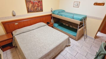 Coffres-forts dans les chambres, bureau, fer et planche à repasser