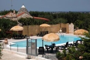 Seasonal outdoor pool, open 9:30 AM to 7:30 PM, pool umbrellas - L'Isola Felice (Castellana Grotte)