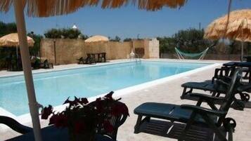 Piscina stagionale all'aperto, ombrelloni da piscina, lettini