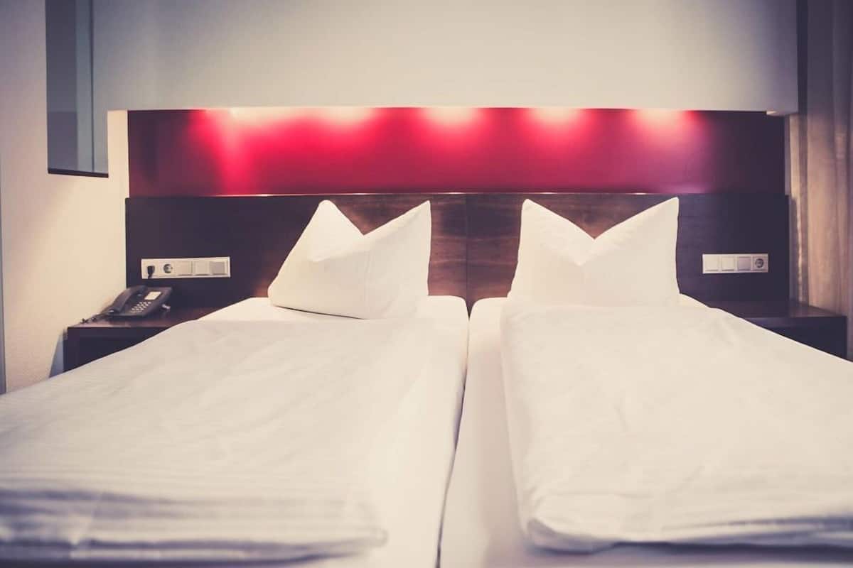 Allergiatestatut vuodevaatteet, tallelokero huoneessa