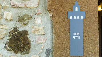 A corkboard with a cut-out silhouette of a tower and the text "TORRE PETTINI".