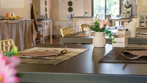 Tägliches Frühstücksbuffet gegen Gebühr