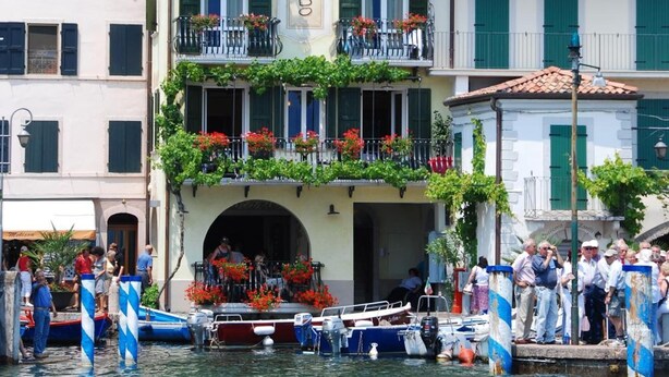 A hotel with a balcony, a sign reading "Hotel MONTECOCOO," and a view of the water. - Hotel Monte Baldo (Limone sul Garda)