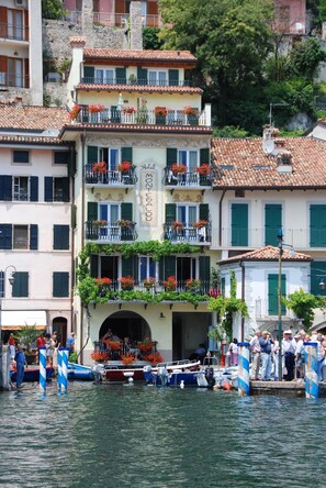 A hotel with a balcony, a sign reading "Hotel MONTECOCOO," and a view of the water. - Hotel Monte Baldo (Limone sul Garda)
