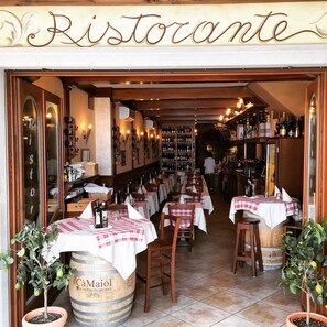 Cocina internacional con mesas al aire libre