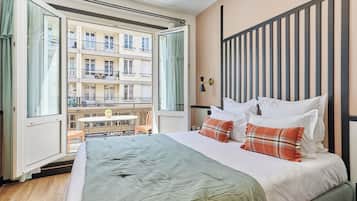 Quarto casal conforto | Cofres nos quartos, escrivaninha, cortinas blackout