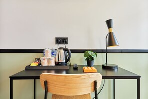 Tremannsrom | Safe på rommet, skrivebord, blendingsgardiner og strykejern/-brett