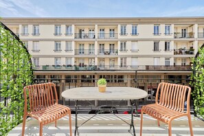 غرفة مزدوجة مريحة | خزنة داخل الغرفة ومكتب وستائر تعتيم ومكواة/لوح كي