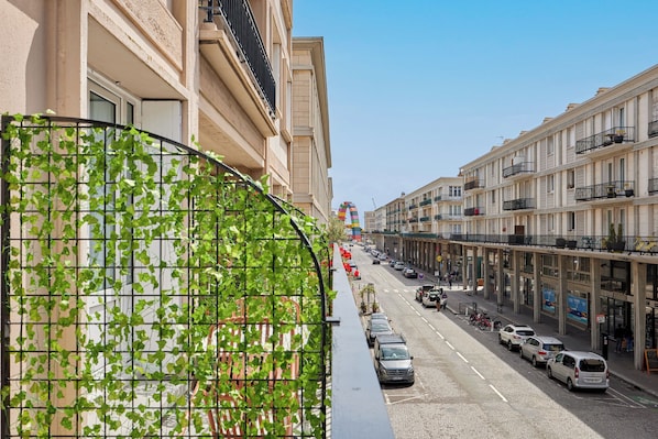 Doppia Comfort | Una cassaforte in camera, una scrivania, tende oscuranti