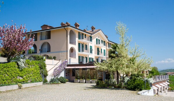 Front of property - Tenuta della Guardia (Gavi)