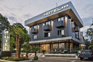 住宿正面 - 傍晚/夜晚